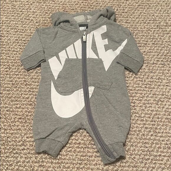 Nike Newborn Gray Hooded Footie - Picture 1 of 4